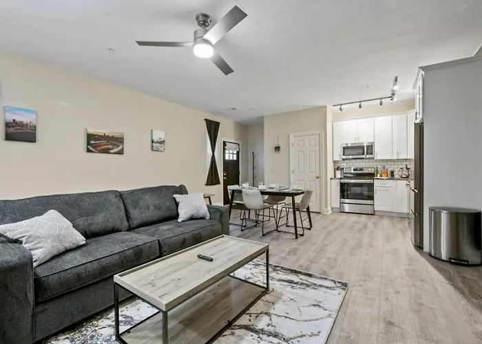 Modern King Bed With Free Parking Apartment *