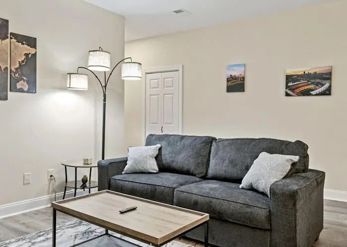 Modern King Bed With Free Parking Pittsburgh