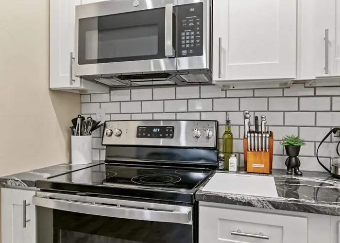 Modern King Bed With Free Parking Apartment Pittsburgh