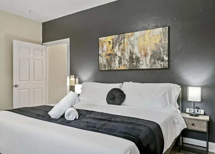 Modern King Bed With Free Parking